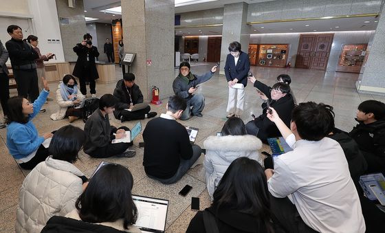 인사하는 신동원 윤리특위위원장