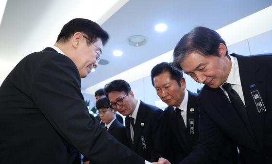 조국 대표와 악수하는 이재명 대통령