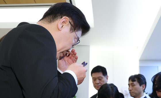 눈물 닦는 이재명 대통령