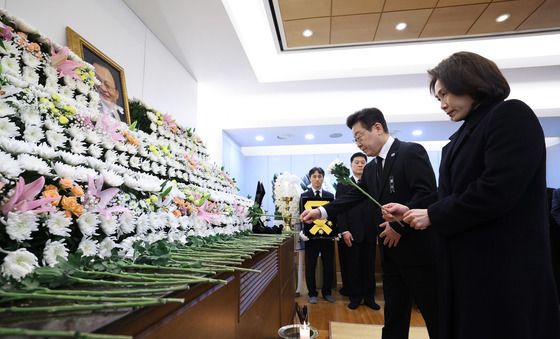 헌화하는 이재명 대통령·김혜경 여사