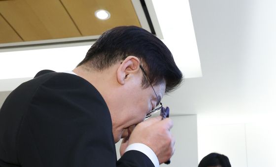 눈물 닦는 이재명 대통령