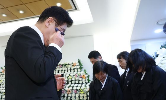 눈물 닦는 이재명 대통령