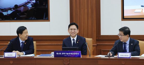 대화 나누는 구윤철·배경훈·김성환