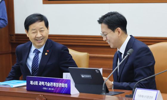 대화 나누는 배경훈·구윤철