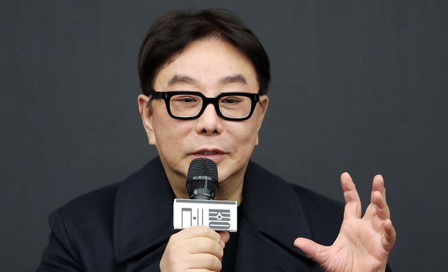 취재진 질문에 답변하는 정구호 연출가