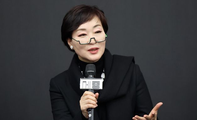 취재진 질문에 답변하는 정혜진 안무가