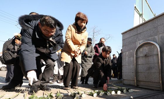 '좋은 곳 가길'…붕괴사고 사망자 4명 추모