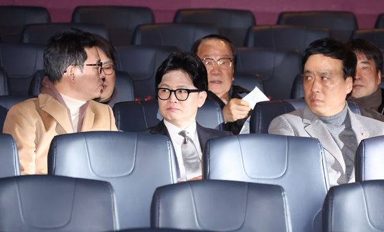 의원들과 대화나누는 한동훈 전 대표