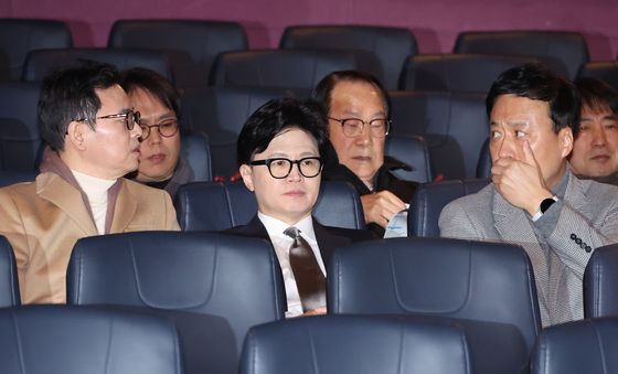 의원들과 대화하는 한동훈