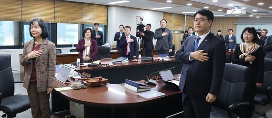 국민의례하는 송경의 개인정보보호위원장