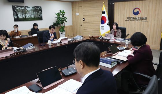 개인정보보호위원회 전체회의 주재하는 송경희 위원장