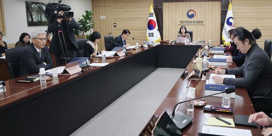 개인정보보호위원회 전체회의 주재하는 송경희 위원장