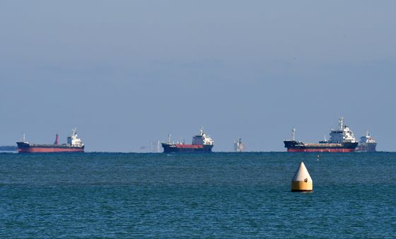 입항 순서 기다리는 화물선