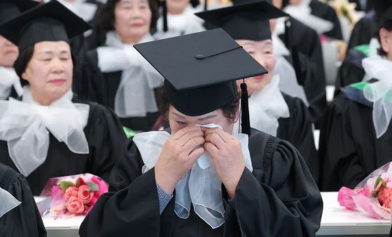 아쉬움 가득한 졸업식