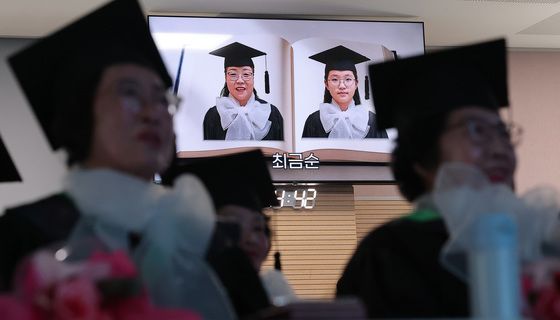 AI 졸업사진 보며 미소짓는 만학도