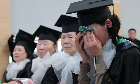 눈물 가득한 졸업식