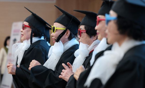 우리의 졸업을 축하하며