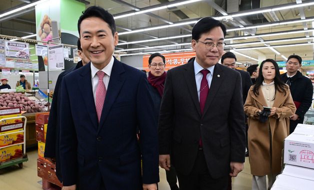 설 맞이 물가 살펴보는 장동혁 대표