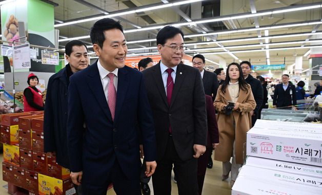 직원들에게 인사하는 장동혁·송언석