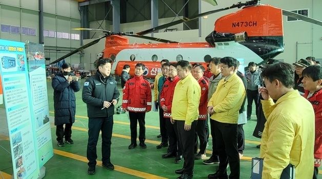 산불 진화 헬기 살피는 윤호중 행안부 장관