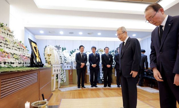 조문하는 김종인 전 비대위원장