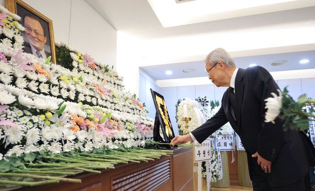 이해찬 전 총리 빈소 찾은 김종인 전 비대위원장