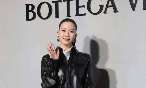 문가영, 부드러운 손 인사