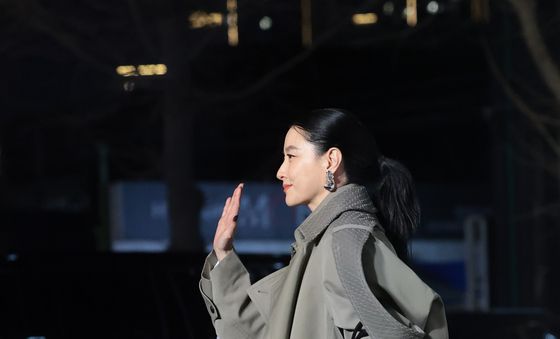 이영애, 자체발광