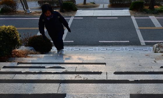 훼손된 철길 숲 미끄럼방지 시설