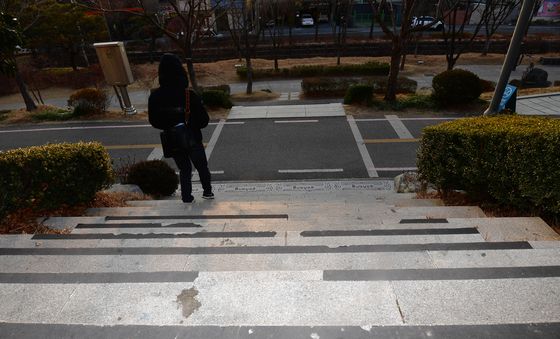 시민 안전 위협하는 미끄럼방지시설