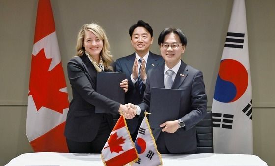 협약 체결하는 한·캐나다 산업장관