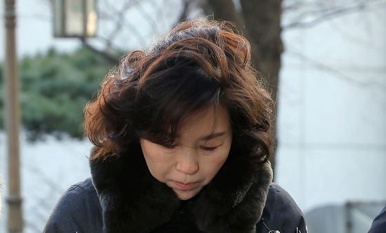 고개 떨군 김경