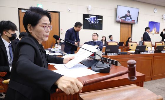 안건 통과시키는 최민희 위원장