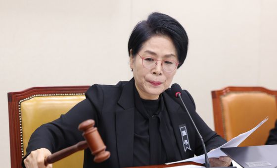 과방위 주재하는 최민희 위원장