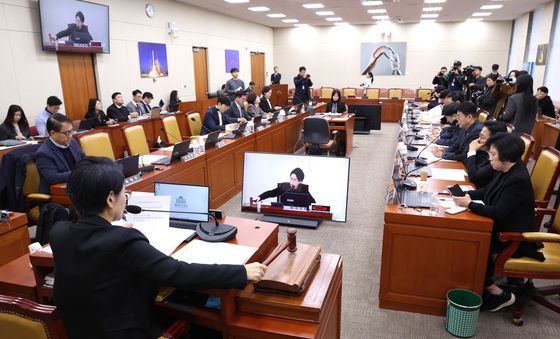 의사봉 두드리는 최민희 위원장