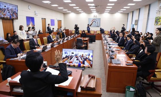 이진숙 국감 증인 고발건 거수 표결하는 과방위