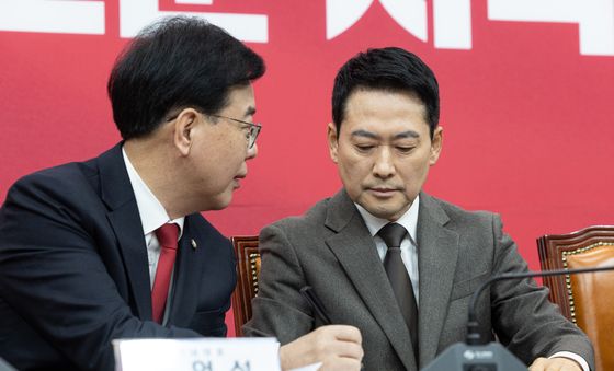 필담으로 대화 나누는 장동혁 대표와 송언석 원내대표