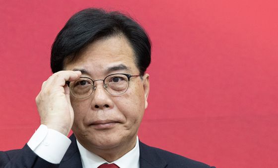 안경 고쳐쓰는 송언석 원내대표