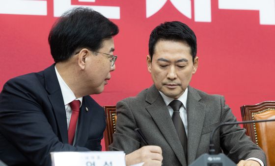 송언석 원내대표 메모에 미소 짓는 장동혁 대표