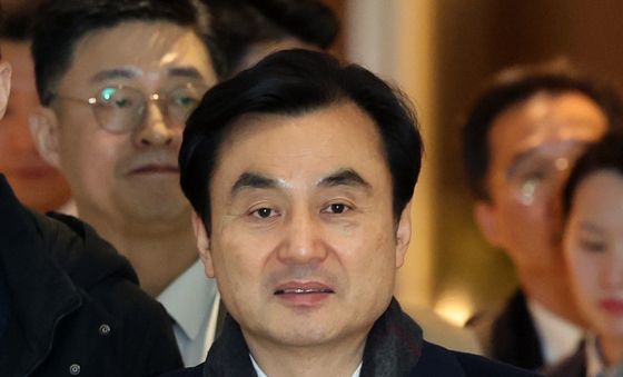 한일 국방장관회담 위해 출국하는 안규백 장관