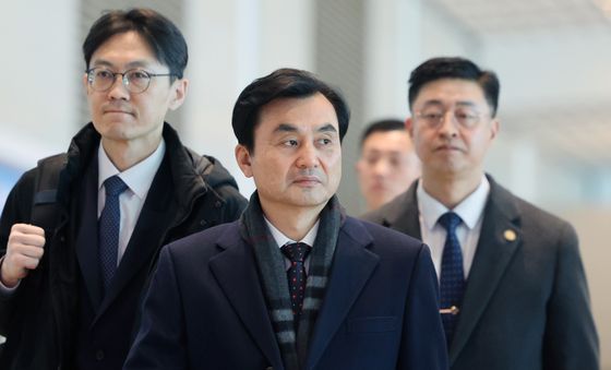 일본으로 향하는 안규백 국방부 장관