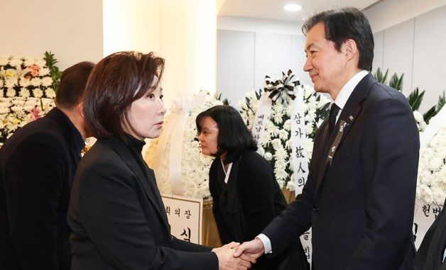 조국 대표와 악수하는 나경원 의원