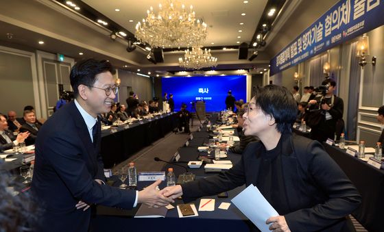 인사 나누는 배경훈 부총리와 최민희 위원장