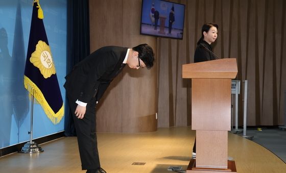 고개숙여 인사하는 한동훈 "반드시 돌아오겠다"