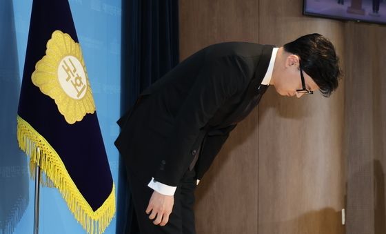 고개 숙여 인사하는 한동훈 전 대표