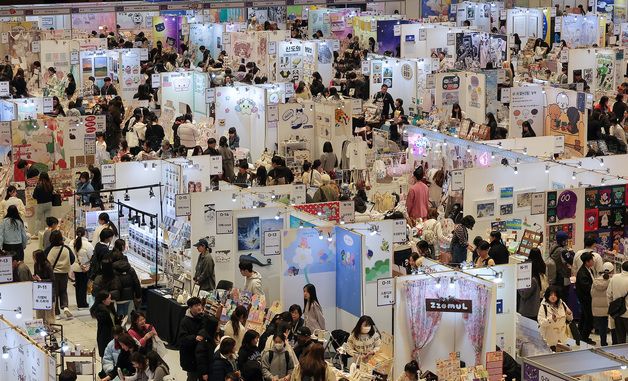관람객으로 가득 찬 K-일러스트레이션페어 서울