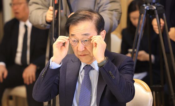 안경 고쳐쓰는 김윤덕 장관