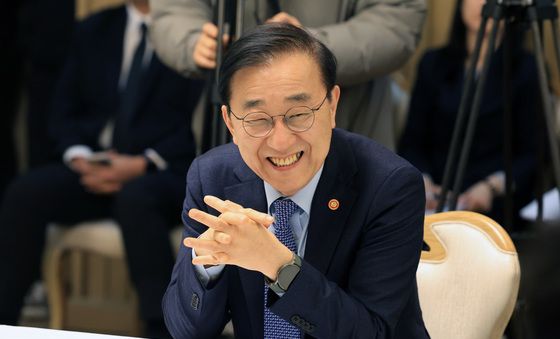 환하게 웃는 김윤덕 장관