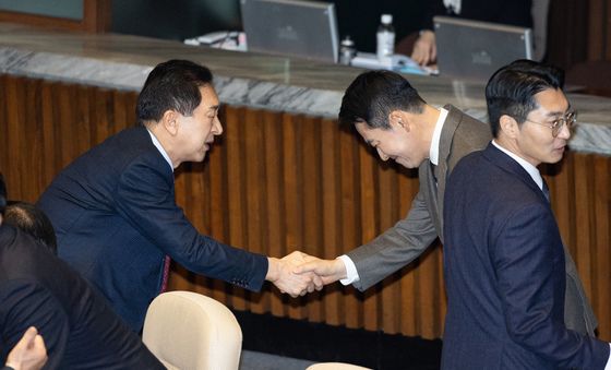 김기현 의원과 인사하는 장동혁 대표