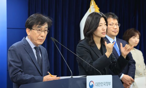 의료혁신위원회 회의 관련 브리핑하는 정기현 위원장